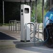 Stația de încărcare mașini electrice și hibride ETREL INCH Duo 2x22kW, gata de funcționare continuă în locațiile cele mai solicitante. O soluție durabilă pentru încărcarea mașinilor electrice în medii publice exigente.