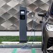 Stația de încărcare mașini electrice și hibride ETREL INCH Duo 2x22kW, gata de funcționare continuă în locațiile cele mai solicitante. O soluție durabilă pentru încărcarea mașinilor electrice în medii publice exigente.