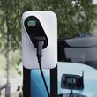 Stație de încărcare pentru vehicule electrice Etrel Pro, cu o putere de până la 22 kW, cu cablu sau bornă de încărcare tipul 2. Alegerea ideală pentru acasă sau, mai ales, la birou ori în cadrul unor proiecte speciale. 