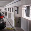 Stația de încărcare pentru vehicule electrice Etrel Pro, cu o putere de până la 22 kW, cu cablu sau bornă de încărcare tipul 2. Alegerea ideală pentru acasă sau, mai ales, la birou ori în cadrul unor proiecte speciale. 