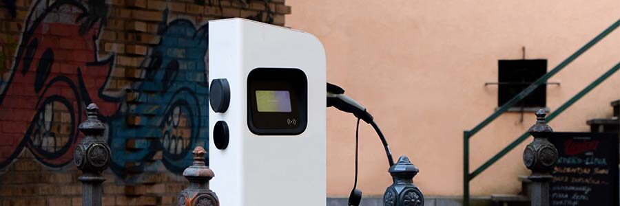 Stație AC duală 2 x 22 kW: când are sens o soluție de proiect și ce primești în plus față de două stații simple